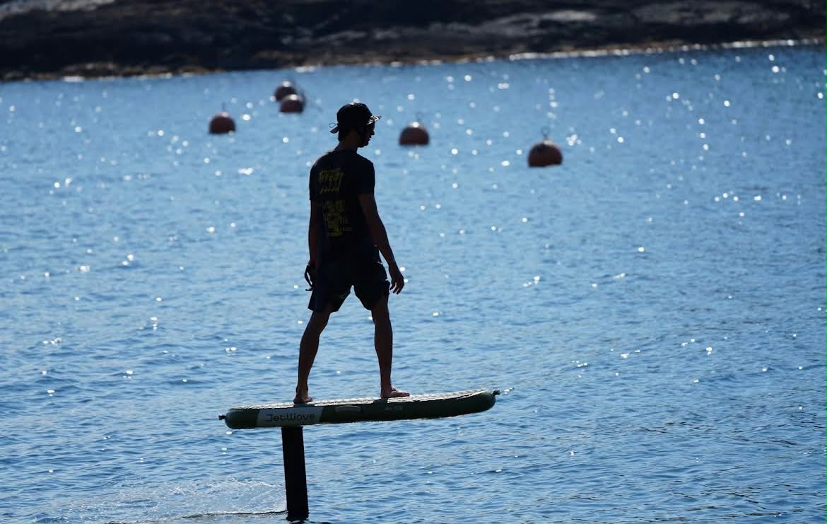 E-foil Costa Brava - planeando sobre el agua con tabla hidrofoil eléctrica