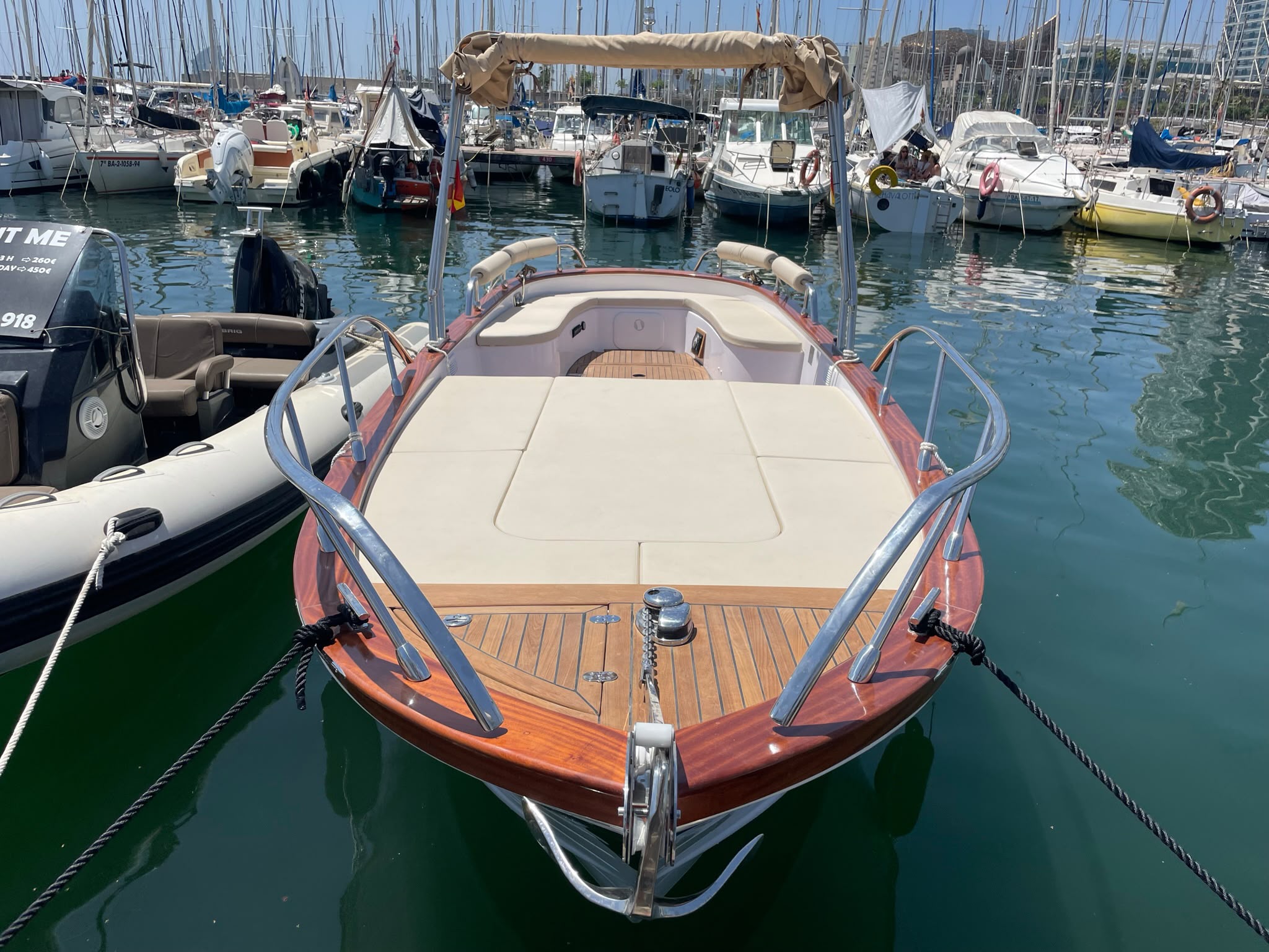 Barco pequeño privado en Barcelona - costa mediterránea
